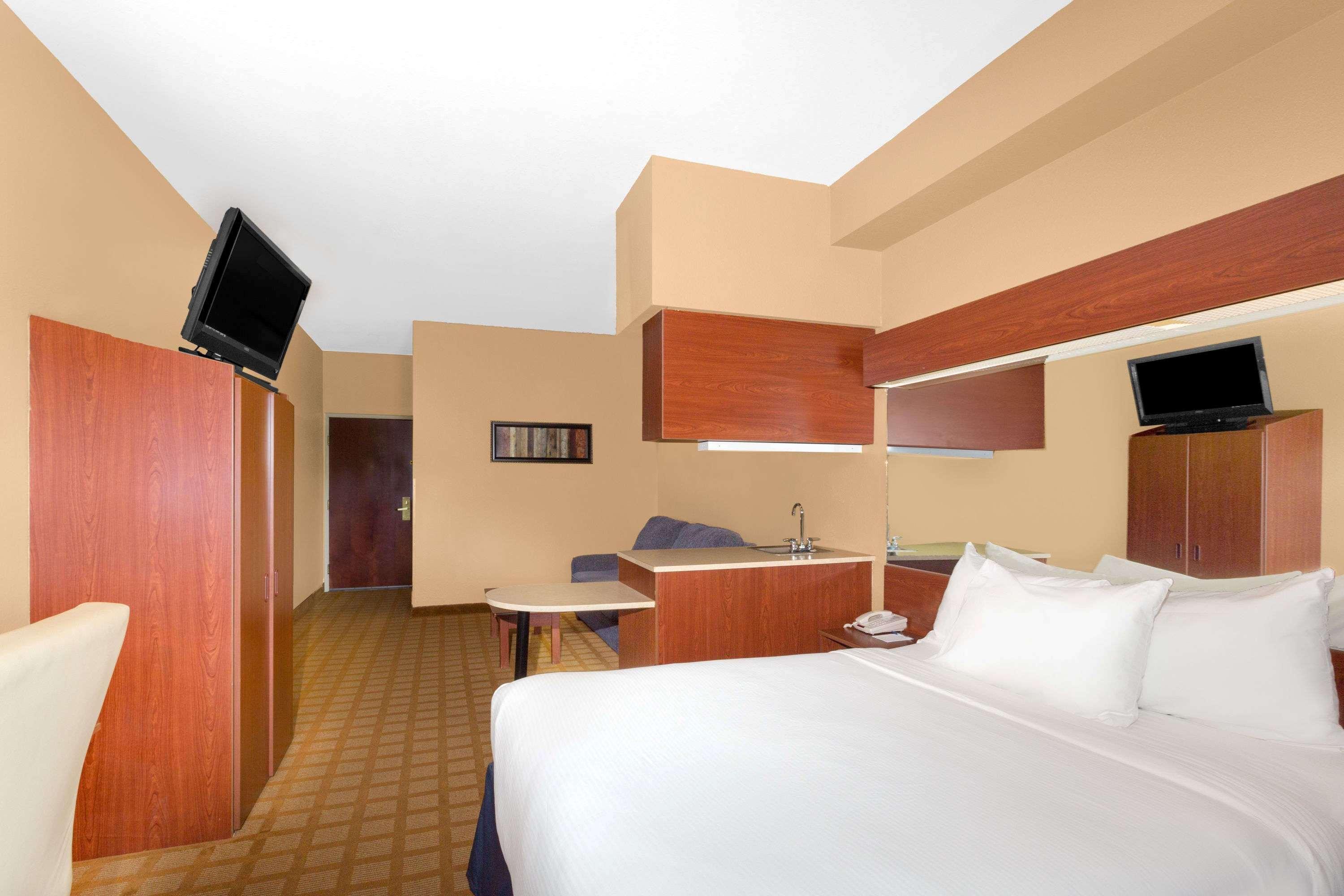 Microtel Inn & Suites By Wyndham Starkville Exterior photo